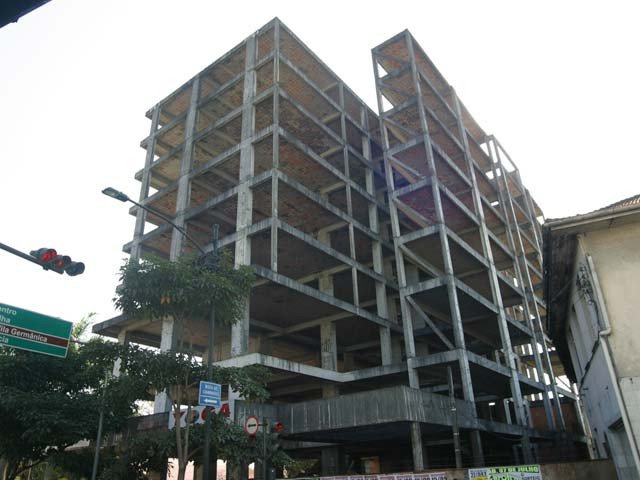 De 1977 até aqui, o que era para ser o luxo é um eterno elemento vazio e sem destino no caminho da história de Blumenau. O que esconde em histórias o imbróglio do Edificio América. Foto Adalberto Day.