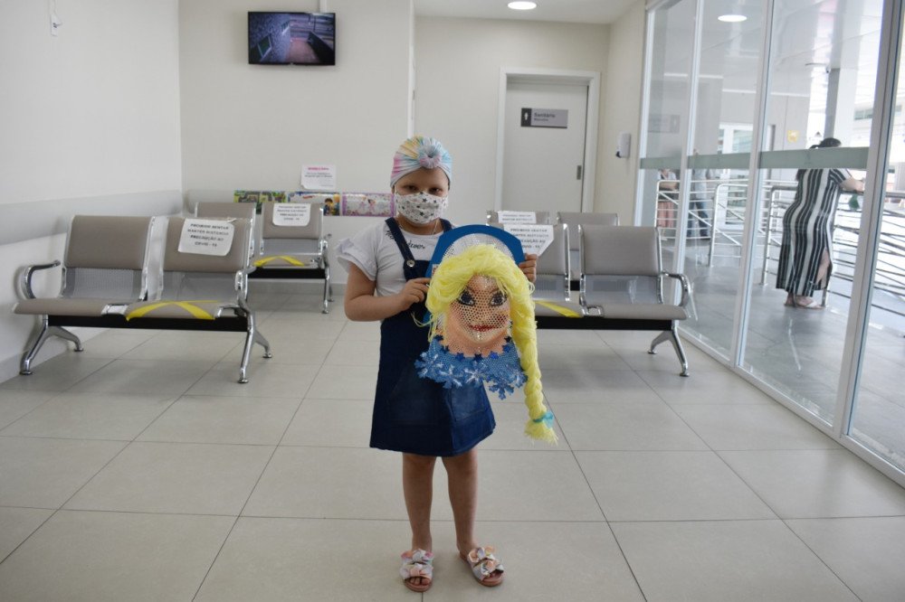 Máscaras personalizadas ajudam crianças durante sessões de radioterapia em hospital de Blumenau