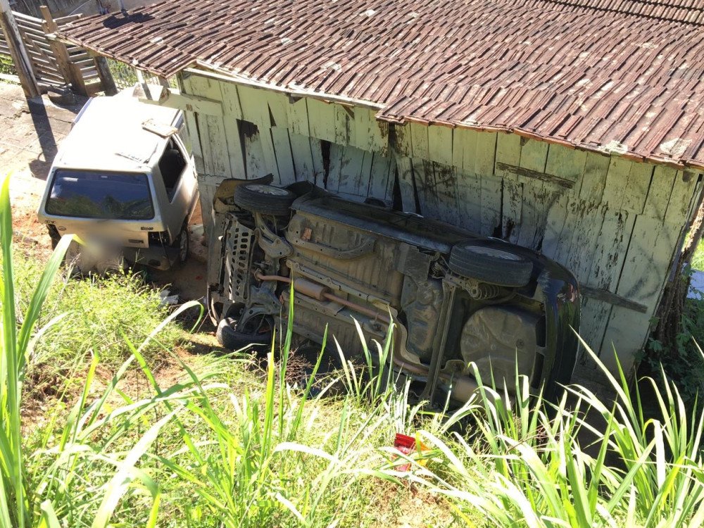 Motorista bate em carro estacionado e veículos caem em ribanceira na Itoupava Norte
