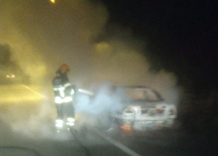 Carro fica destruído após incêndio no bairro Vila Itoupava; não houve feridos