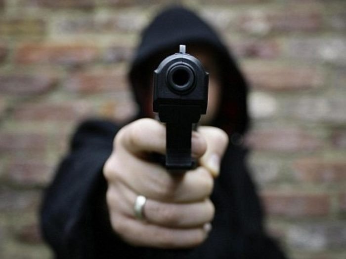 Dupla armada em moto rouba celular de pedestre no bairro Água Verde