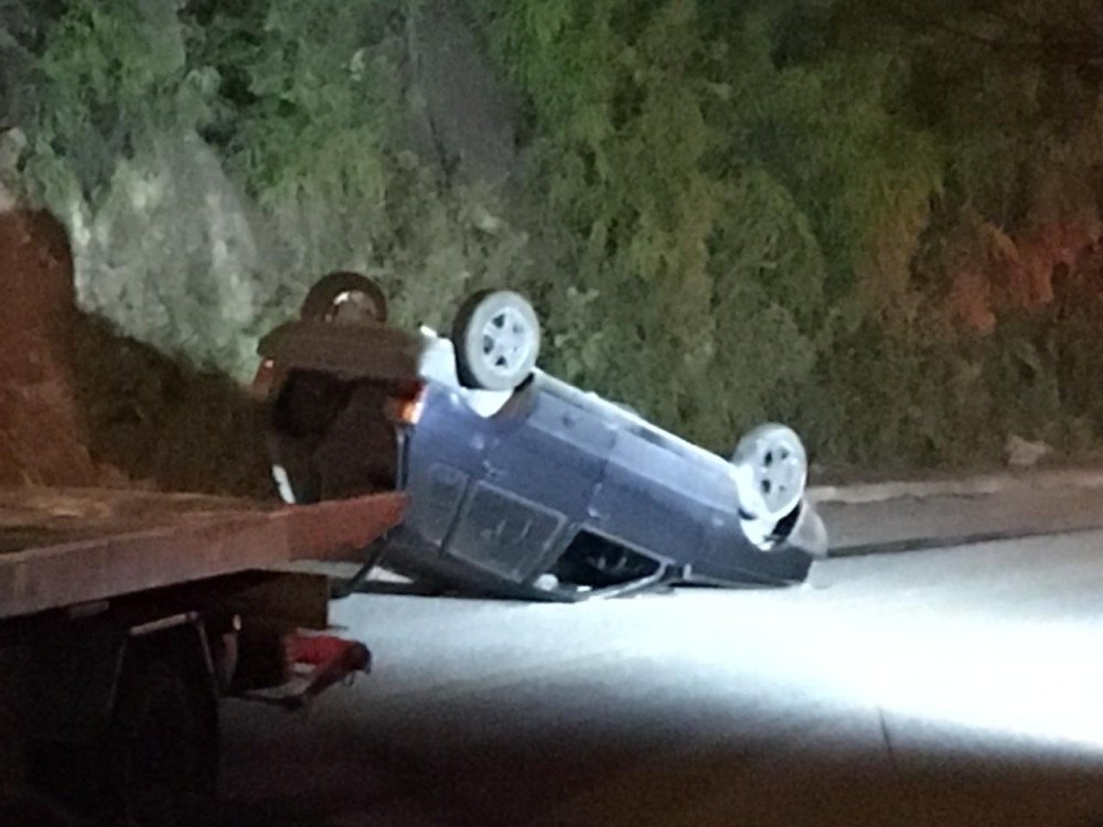 Vídeo: motorista tenta fugir da polícia, capota carro e fica ferido em Blumenau