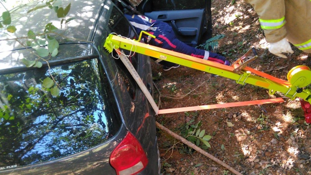 Veículo sai da pista, cai em talude e gestante fica ferida em Ibirama