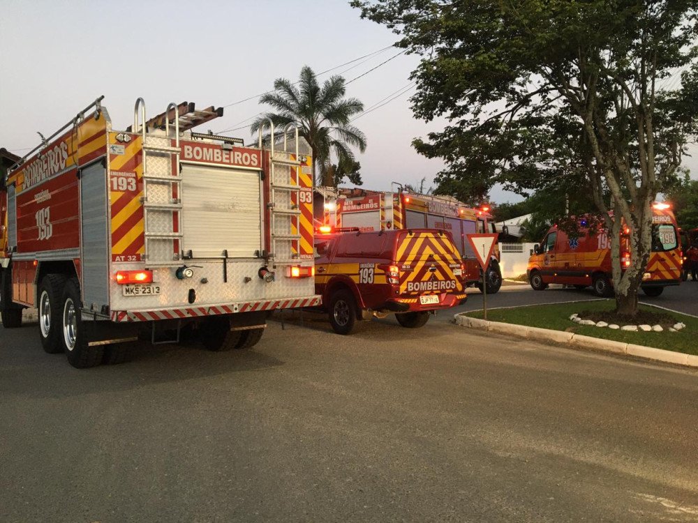 Vídeo: bombeiros controlam incêndio em duas casas, com pessoas embriagadas, em Blumenau