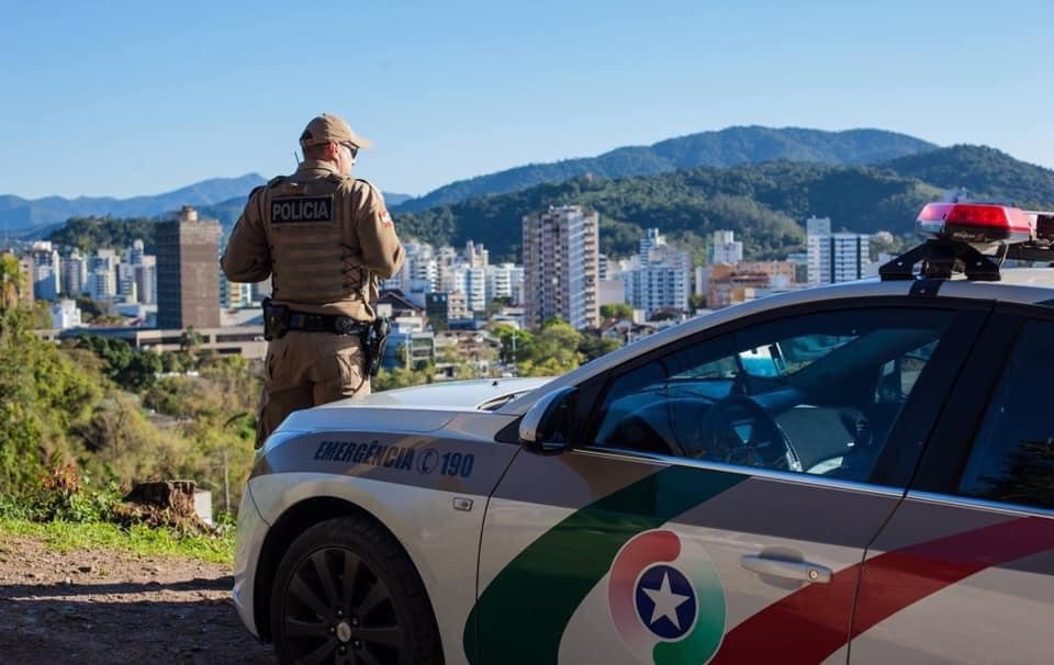 Enteado ataca padrasto com faca e homem é hospitalizado em Blumenau