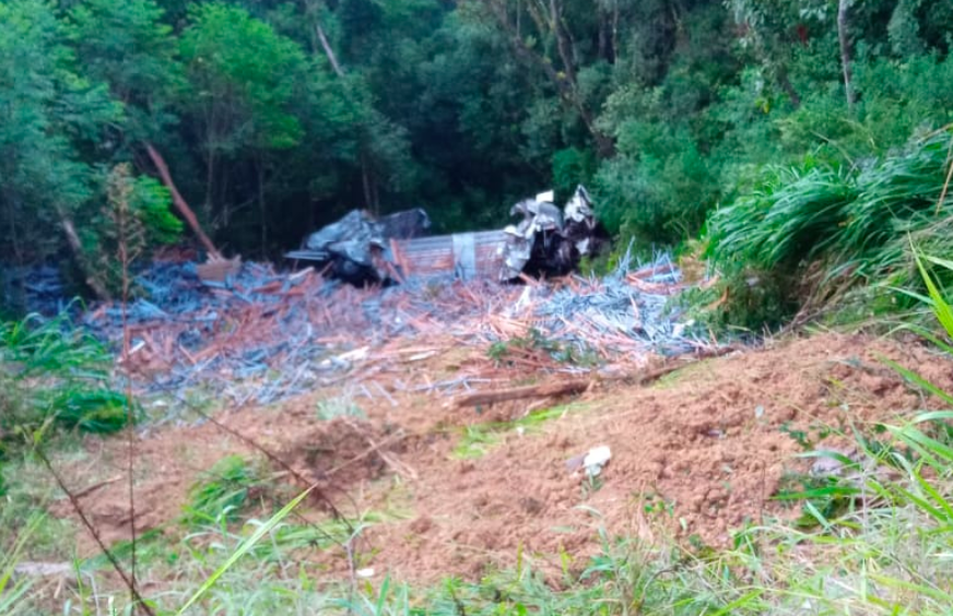 SC-477 é bloqueada para retirar caminhão carregado que tombou em Dr. Pedrinho