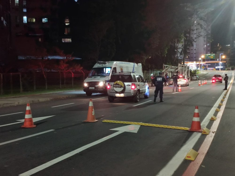 GMT aborda 70 veículos em fiscalização por meio de cinturões noturnos