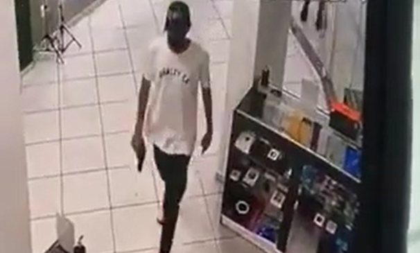 Vídeo: criminosos assaltam loja no bairro Água Verde, roubando relógios e celulares