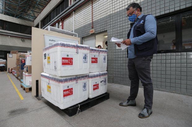 SC recebe mais 59,5 mil doses da vacina Oxford-AstraZeneca contra Covid-19