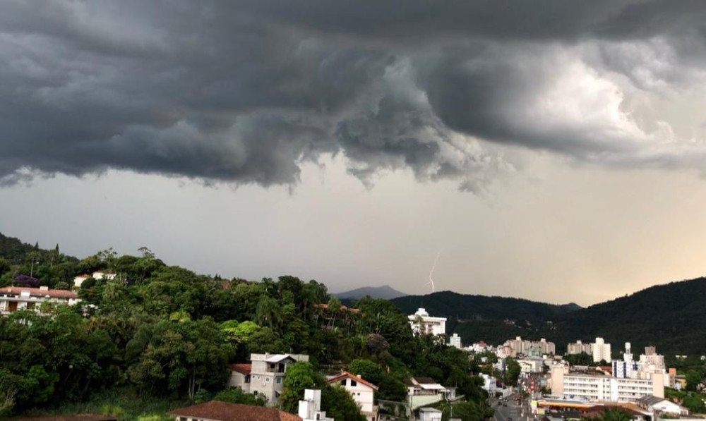 Vídeo: Defesa Civil alerta para risco de alagamentos e deslizamentos em Blumenau e região