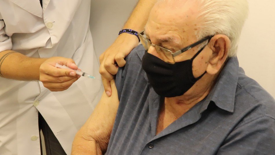 Vacina: Blumenau recebe mais doses e abre agendamento para idosos com 85 anos ou mais