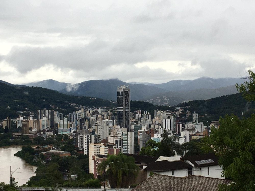 Tempo segue instável, com possibilidade de chuva nesta sexta-feira em Blumenau