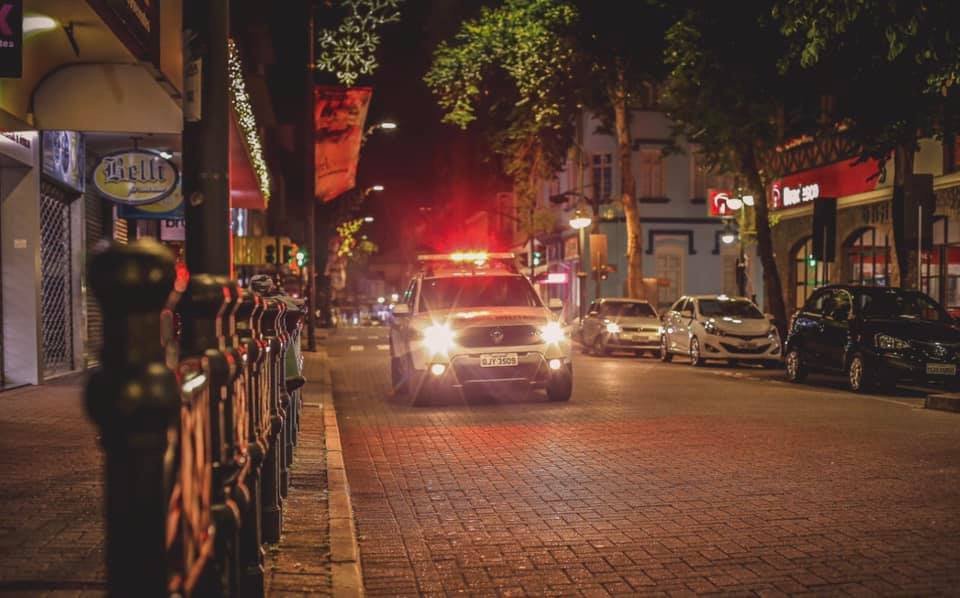 Após abordar carro na Itoupavazinha, PM encontra 10 quilos de maconha escondidos