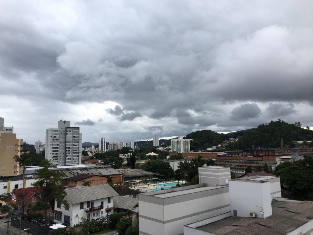 Chuva deve continuar em Blumenau nesta terça-feira, aponta previsão