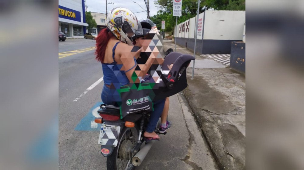 GMT flagra bebê sendo transportado em motocicleta em Blumenau