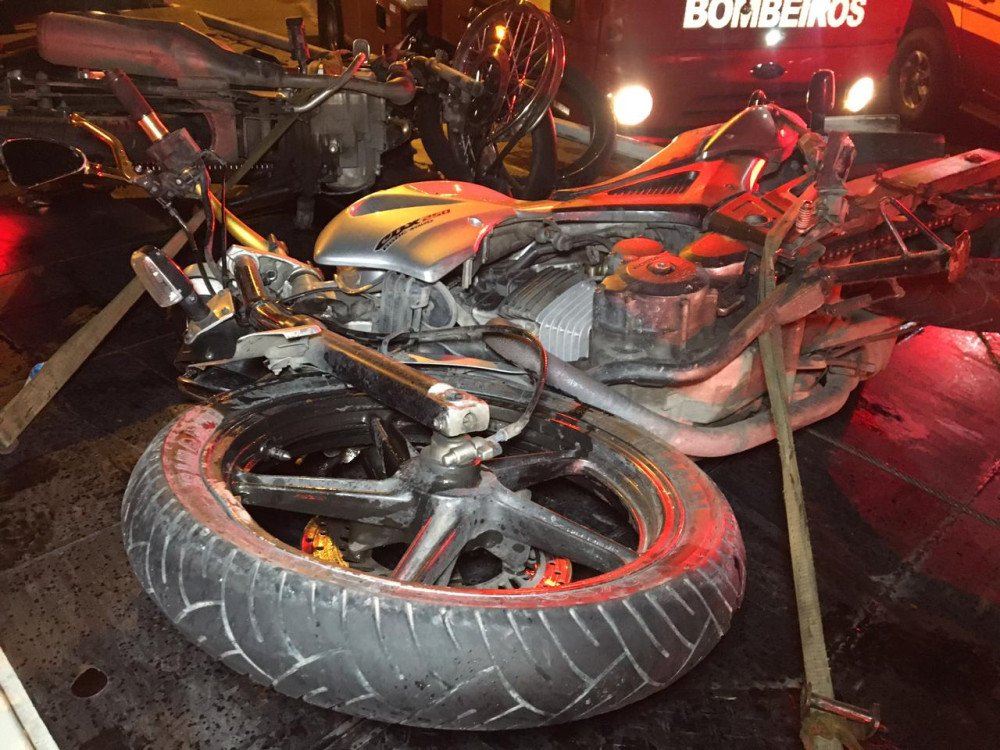 Colisão frontal entre motos deixa dois feridos graves no Garcia