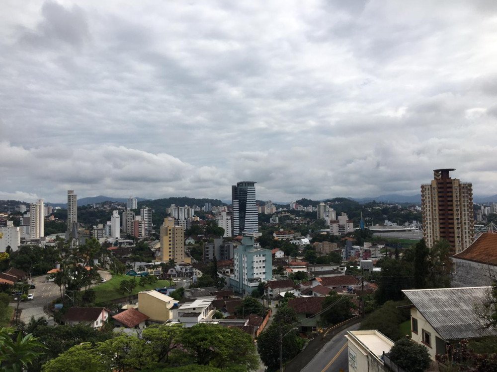Quarta-feira será de céu carregado e com chance de chuva em Blumenau