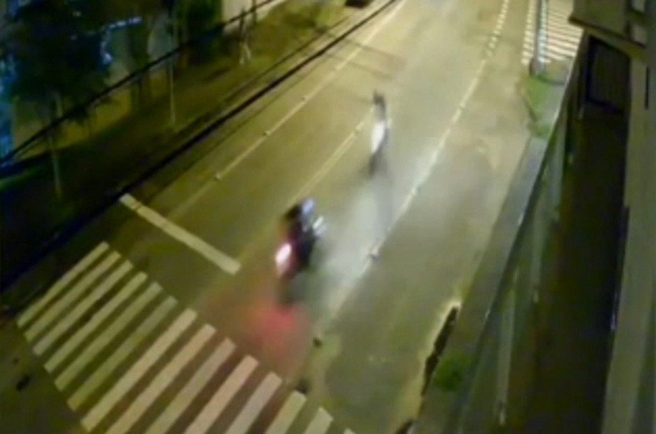 Vídeo: câmera de segurança flagra acidente entre duas motocicletas no Garcia