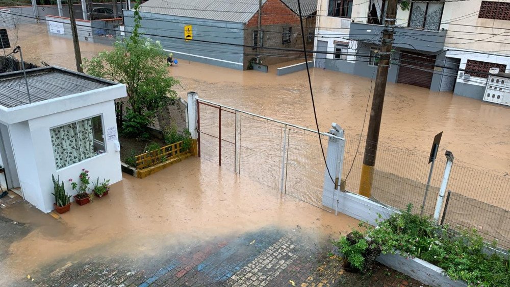 Vídeo: chuva provoca alagamentos, queda de barreira e de árvore