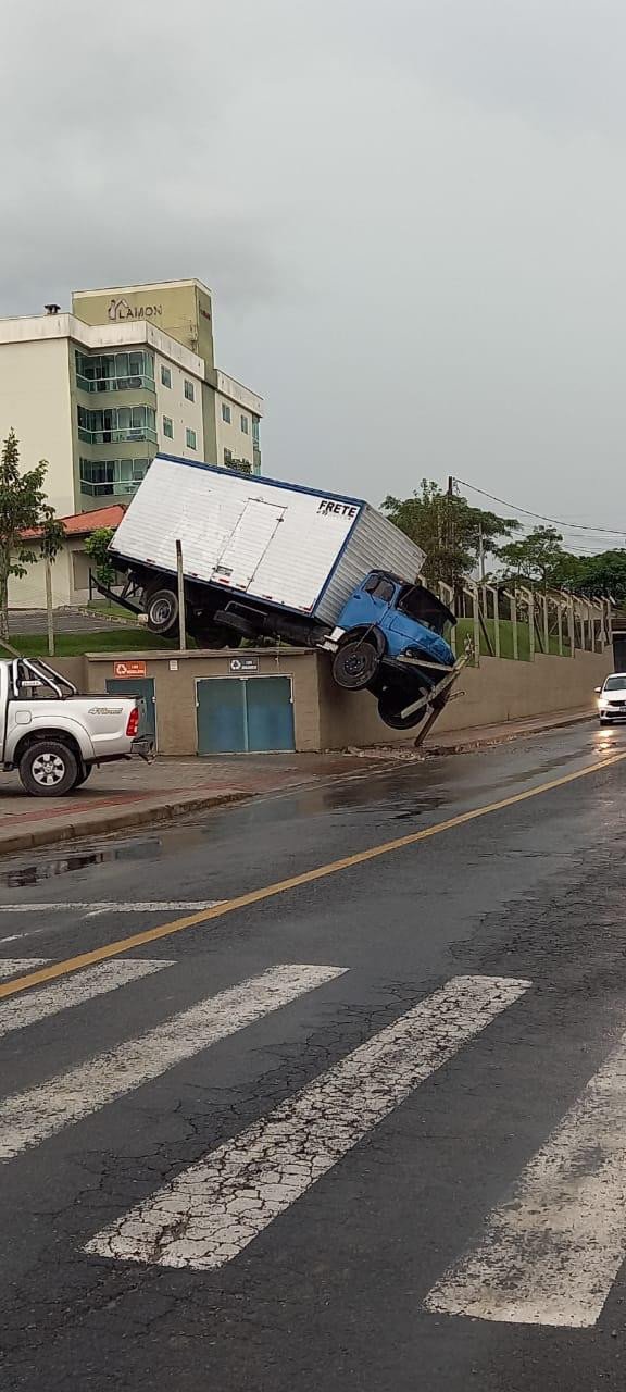 Caminhão perde freios e fica pendurado em muro em Gaspar
