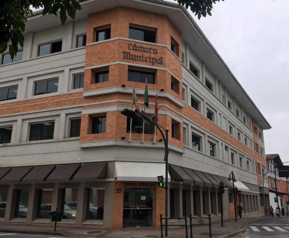 Homem alterado entra na Câmara de Blumenau e PM acaba sendo chamada