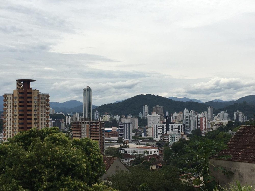 Sexta-feira será de calor e com risco de novos temporais em Blumenau
