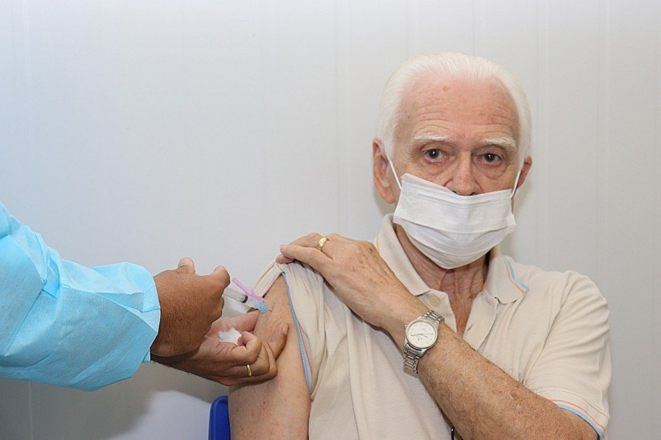 Primeiro apresentador de telejornal de SC recebe vacina em Blumenau