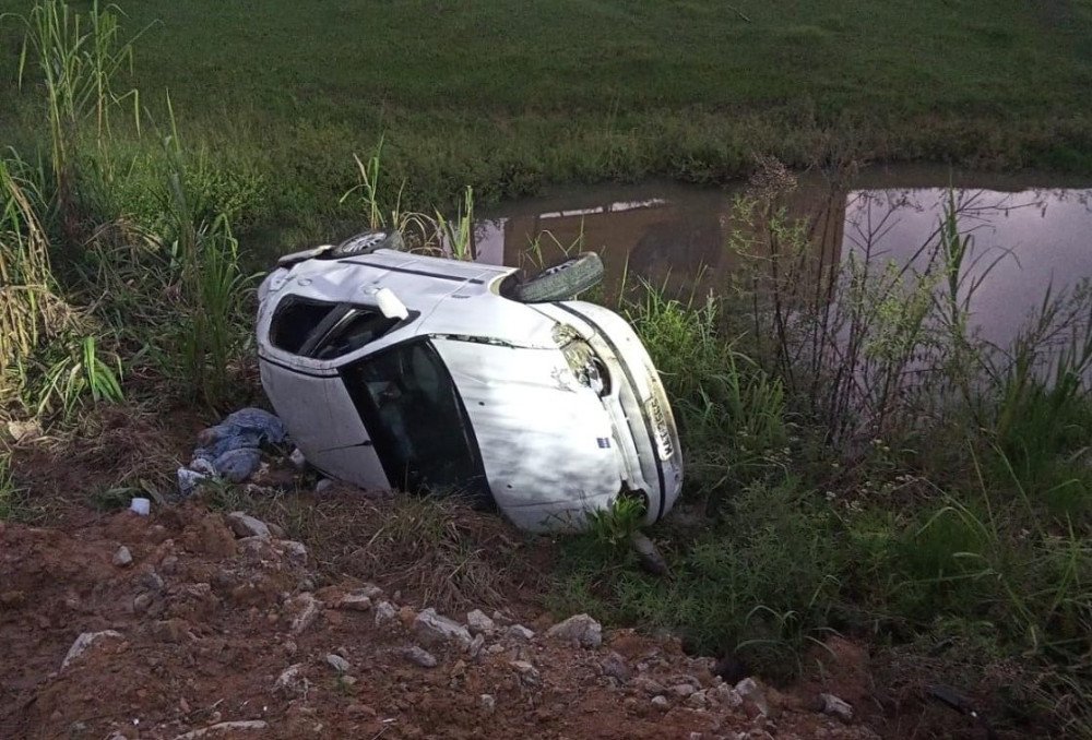 Duas pessoas ficam feridas após capotamento de carro às margens da BR-470