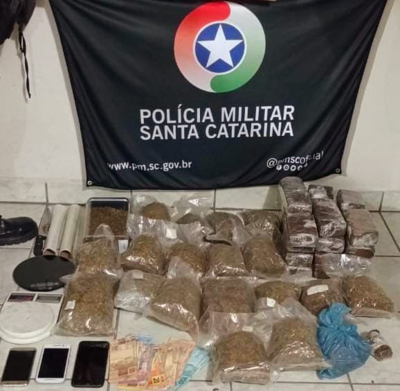 Homens são presos por tráfico de drogas no bairro Boa Vista em Blumenau