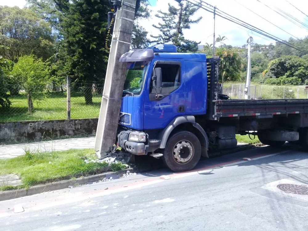 Caminhão bate em poste na Rua Amazonas e causa desvio no trânsito