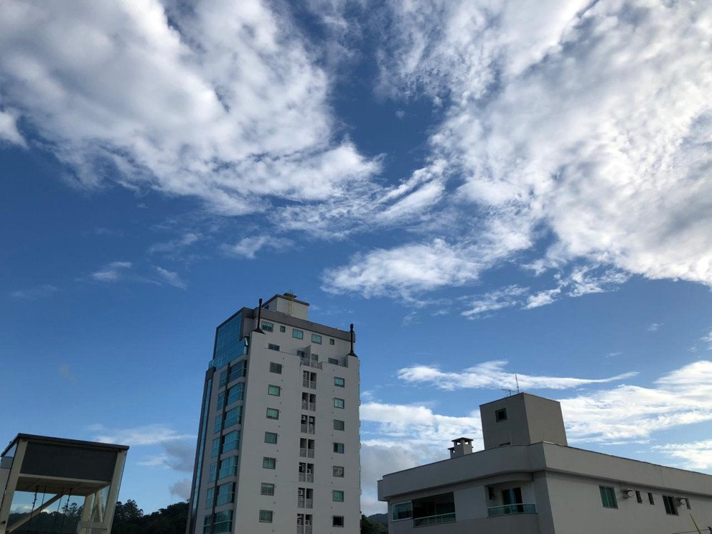 Terça-feira será de sol entre nuvens e com risco de chuva em Blumenau