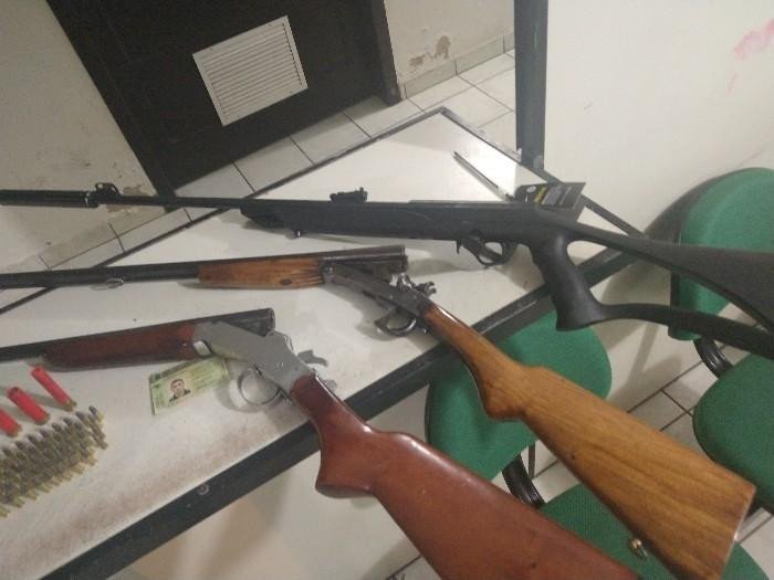 Homem é preso com quatro armas e mais de 50 munições em Blumenau