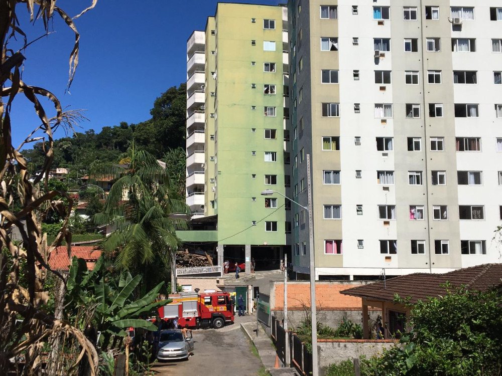 Vídeo: bombeiros combatem incêndio em apartamento no bairro Itoupava Seca