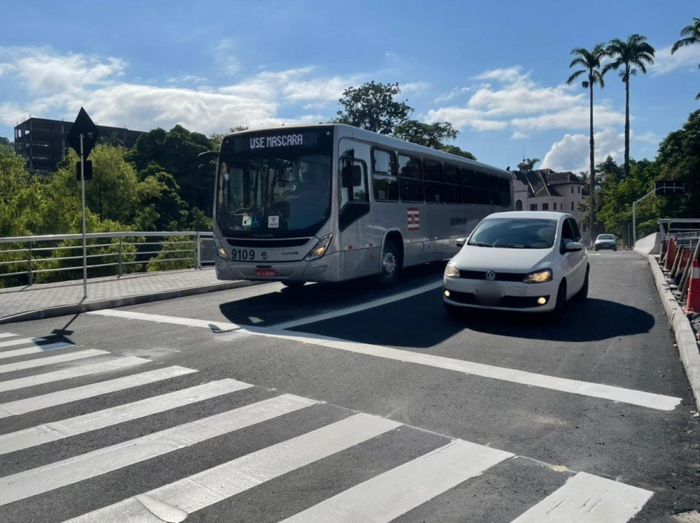 Trânsito na nova ponte da Rua XV de Novembro é liberado em Blumenau