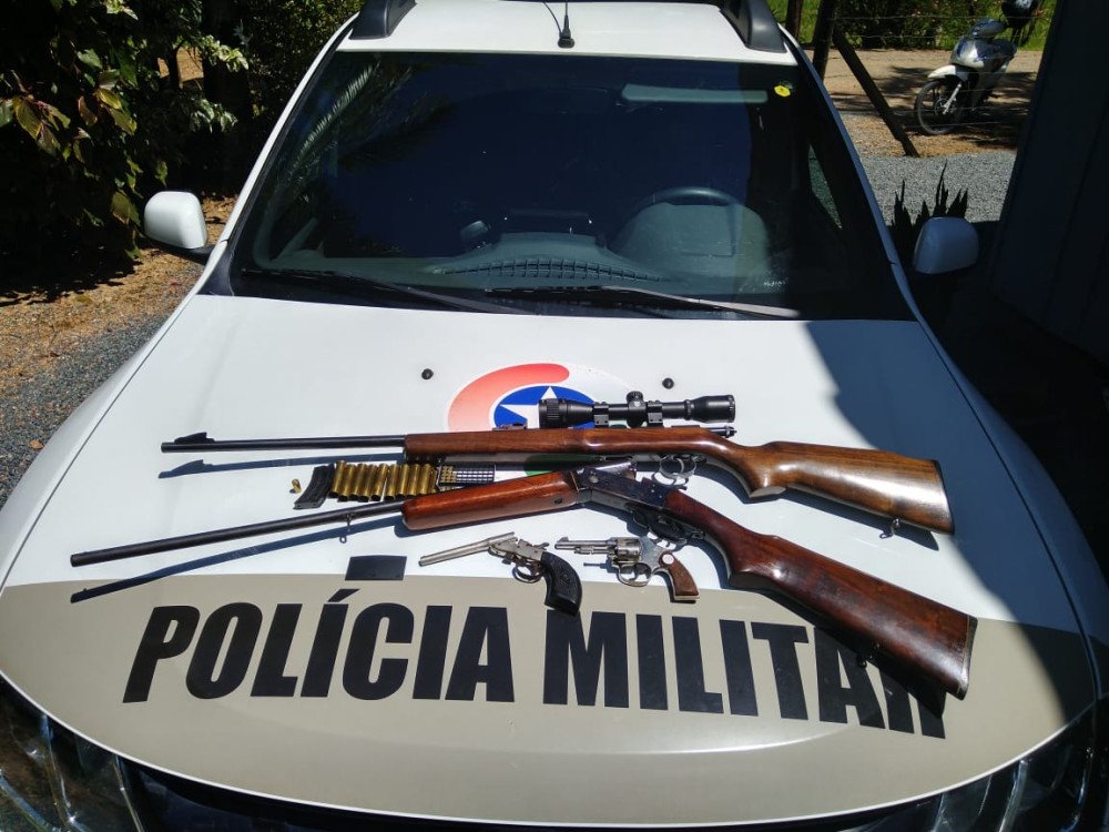 Avó e neto são presos por disparo e posse irregular de arma de fogo em Timbó