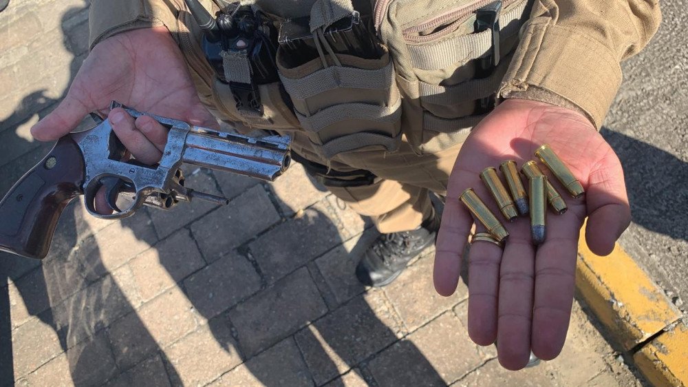 Homem armado persegue e ameaça a ex-namorada e é preso em Indaial