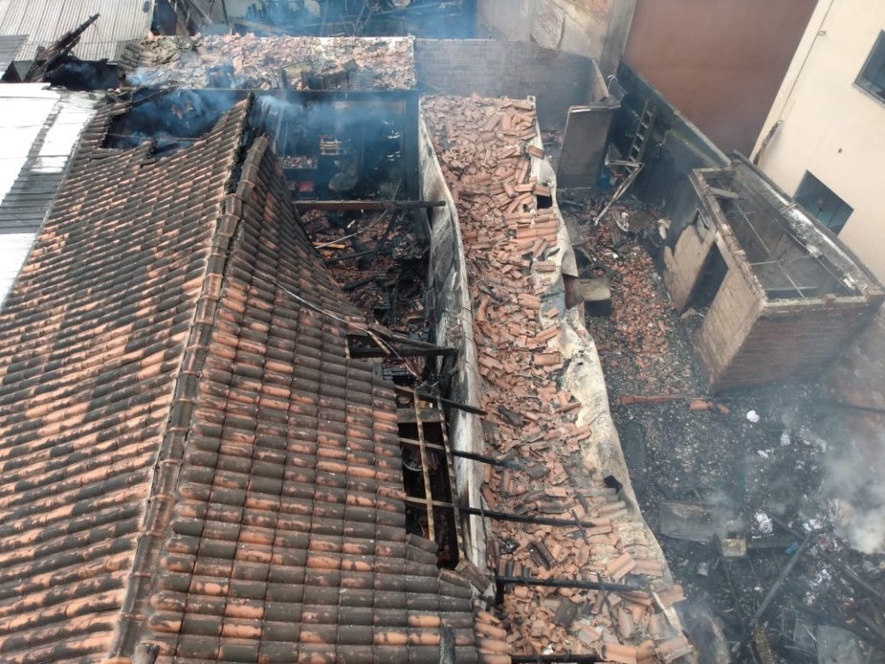 Depois do incêndio, pastelaria pede ajuda para recomeçar em Blumenau