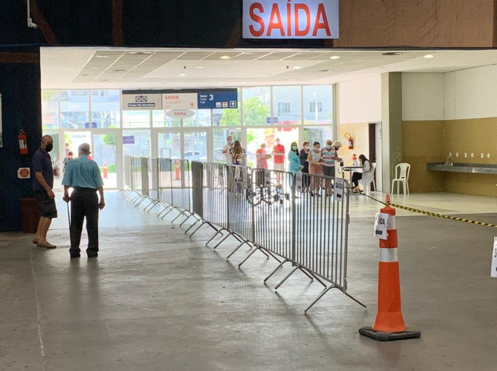 Vagas para vacinação de idosos entre 75 e 79 anos esgotam em 30 minutos