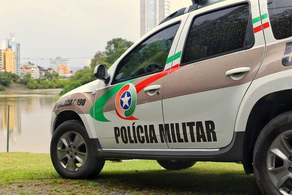 Carro furtado é encontrado no pátio de uma associação em Blumenau