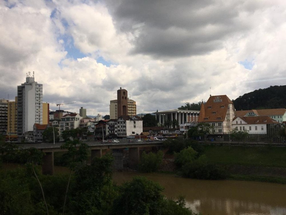 Sistema de baixa pressão provoca instabilidade no tempo em Blumenau