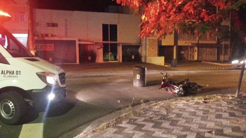Motociclista morre ao perder controle da direção e bater em árvore em Blumenau