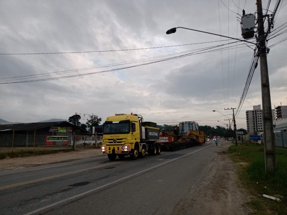Vídeo: transporte de transformador deixa trânsito lento na BR-470 neste sábado