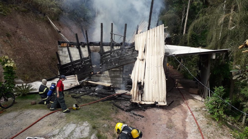Incêndio na manhã deste sábado destrói casa mista no bairro Gaspar Grande