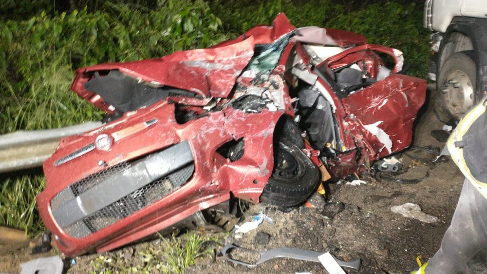 Acidente entre carro e caminhão deixa três feridos graves na BR-470 em Ibirama