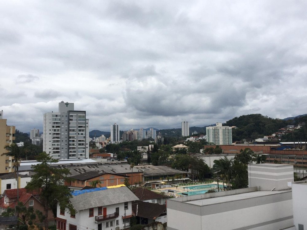 Segunda-feira de muitas nuvens e com risco de chuva em Blumenau