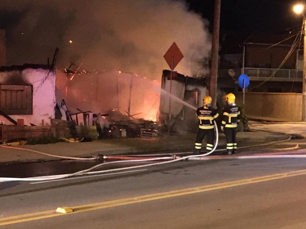 Vídeo: incêndio deixa casa totalmente destruída na Rua Bahia em Blumenau