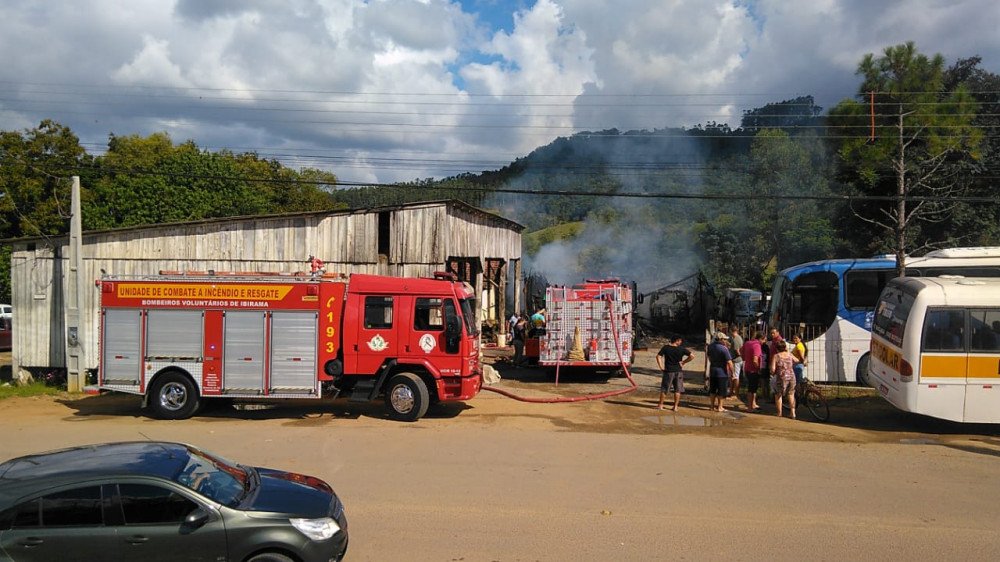 Incêndio atinge oficina mecânica em José Boiteux e destrói quatro veículos