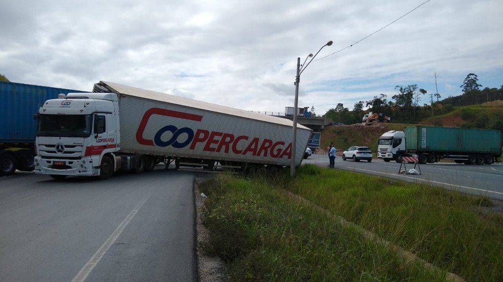 Retirada de carreta tombada pode causar lentidão em trecho da BR-470
