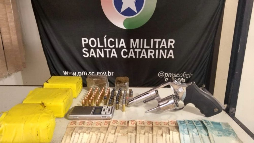 PM apreende arma, drogas e prende suspeitos de tráfico no Badenfurt