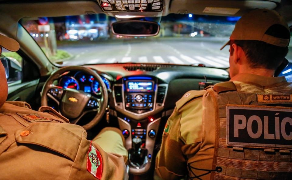 Homem com 11 mandados de prisão é localizado e preso em Blumenau